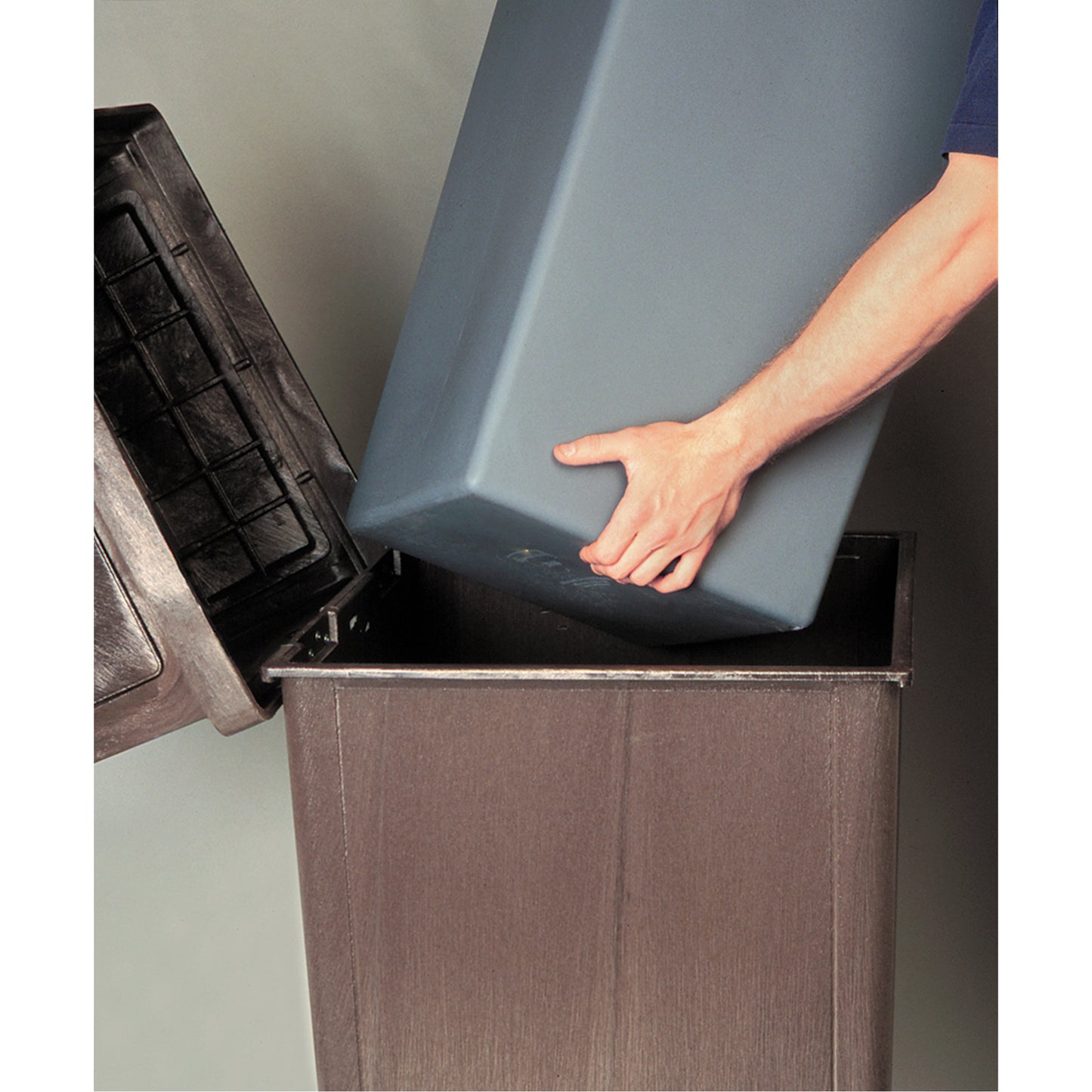 Landmark Series® Classic Containers - Rigid Liners, 24.67 US gal.